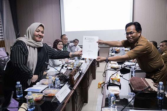 Komisi IV Wujudkan Pemerataan Fasilitas Keagamaan dan Pendidikan Komisi IV DPRD Provinsi Kalimantan Selatan saat rapat dengan Biro Kesra Setdaprov Kalsel dalam rangka mengawal secara ketat program kerja serta alokasi anggaran pada Biro Kesejahteraan Rakyat (Kesra) Setdaprov Kalsel (Foto:mb/rds)