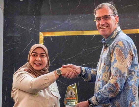Wali Kota Terima Kunjungan Wakil Dubes Kerajaan Belanda WALI KOTA Banjarbaru, Hj Erna Lisa Halaby ketika memberikan cinderamata kepada Wakil Duta Besar Kerajaan Belanda Adriaan Palm, yang berkunjung ke Kota Banjarbaru