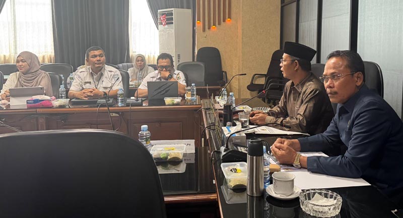 Komisi II Kecewa Kepala Dinas Koperasi dan Dinas Perdagangan Tidak Hadir Komisi II DPRD Kalsel saat mengetahui Kepala Dinas Koperasi dan Dinas Perdagangan Provinsi Kalsel,sehingga rapat dihentikan.rds