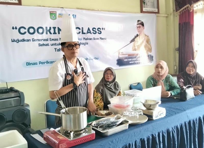 Cooking Class Tanah Bumbu Dorong Generasi Emas dengan Inovasi Olahan Ikan Sehat MENU SEHAT-Cooking Class bertema “Wujudkan Generasi Emas melalui BerAKSI Makan Ikan Menu Sehat untuk Keluarga Bahagia Tahun 2026.”{{ist}}