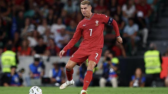 Ronaldo Minta Disanksi Federasi usai Tinggalkan Timnas Portugal Menjatuhkan Sanksi - Kapten Portugal, Cristiano Ronaldo mendorong Federasi Sepak Bola Portugal untuk menjatuhkan sanksi kepadanya.(foto:mb/web)