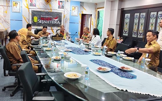 Walikota-Kedubes Belanda Bahas Penataan Sungai Hingga Karhutla WALIKOTA Banjarmasin HM Yamin HR dan jajarannya menikmati sajian kuliner khas Banjar bersama Wakil Duta Besar Belanda Adrian Palm yang datang ke Banjarmasin didampingi Penasihat Senior Kebijakan Politik Kedubes Belanda.(foto:mb/ist)