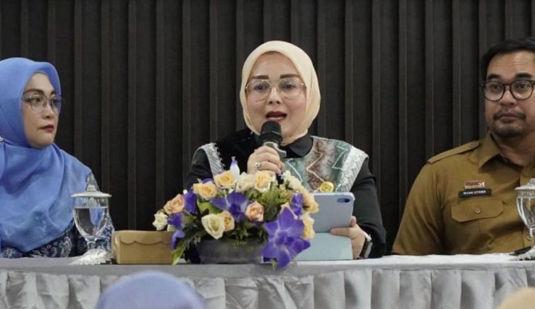 Bunda PAUD Tingkatkan Kampanye Program Wajib Belajar Prasekolah BUNDA PAUD Banjarmasin Hj Neli Listriani saat mengampanyekan program wajib belajar satu tahun pendidikan prasekolah sebelum anak masuk sekolah dasar di Aula Kecamatan Banjarmasin Utara, Selasa (6/10). (Foto:mb/ant/hms pemko bjm)