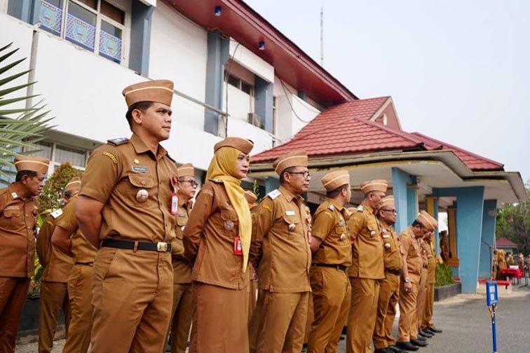 Sekda Banjar Dorong Penguatan Pendidikan dan Hasil TKA PIMPINAN Organisasi Perangkat Daerah (OPD) Pemkab Banjar saat mengikuti Apel Kerja Gabungan di halaman Kantor Bupati Banjar, Martapura, Senin (5/10). (Foto:mb/ant/mc kominfo bjr)