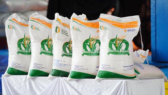 Bantuan Beras 30 Kg Mulai Disalurkan Pekan Ini BANTUAN PANGAN - Bantuan untuk masyarakat berpenghasilan rendah segera disalurkan, Bantuan sebanyak 30 kilogram beras untuk tiga bulan yang akan digelontorkan sekaligus, yaitu untuk Oktober, November, dan Desember 2026. Selain bantuan pangan, pemerintah juga menyiapkan 1 juta ton beras bersubsidi untuk masyarakat yang tetap membeli beras namun membutuhkan harga yang lebih terjangkau.(foto:mb/ant)