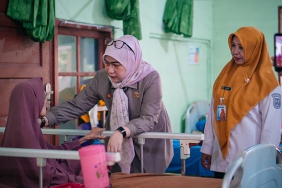 Pemko Banjarbaru Bantu Warga Panti Lanjut Usia WALI KOTA Banjarbaru, Hj Erna Lisa Halaby berbincang dengan salah seorang warga PPRSLU Budi Sejahtera saat kunjungannya ke pantai sekaligus menyerahkan bantuan. (foto:mb/ist)