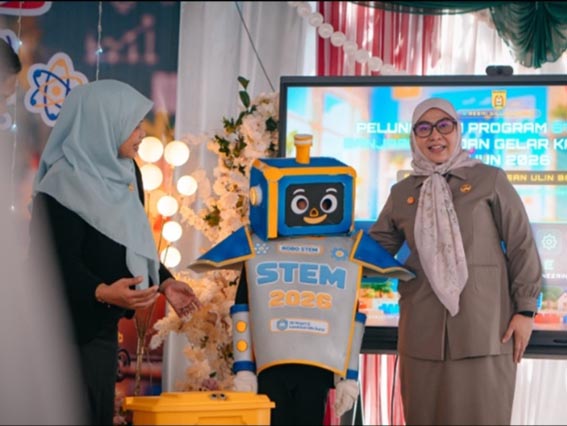 Wali Kota Lisa Luncurkan STEM WALI KOTA Banjarbaru, Hj Erna Lisa Halaby (kanan) saat meluncurkan Program Sekolah Sience, Technology, Engineering, and Mathematics (STEM), dan membuka Gelar Karya Peserta Didik di SDN 2 Landasan Ulin Barat. (foto:mb/ist)