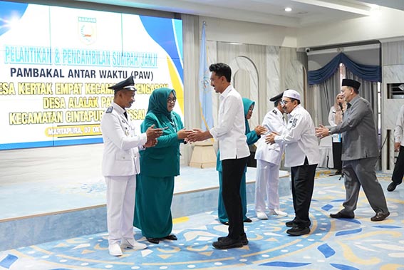 Bupati Banjar Lantik Pambakal PAW BUPATI Banjar, H Saidi Mansyur dan wakilnya Habib Idrus Al Habsyi serta undangan memberikan ucapan selamat kepada kedua pembakal PAW yang dilantik didampingi isteri.(foto;mb/ist)