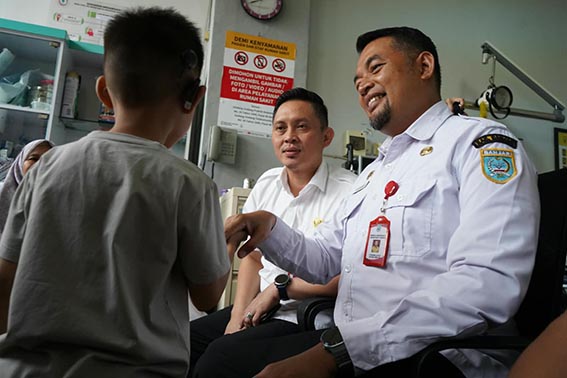RSUD Ratu Zalecha Tingkatkan Pelayanan THT SEKDA Kabupaten Banjar, H Yudi Andrea mengajak bicara pasien anak THT yang menjalani tindakan pasca operasi, berupa aktivasi dan pemasangan alat bantu luar.(Foto:mb/ist)