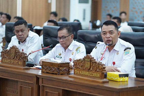 Pemkab Banjar Perjuangkan Alokasi Anggaran Penanganan Karhutla SEKDA Kabupaten Banjar, H Yudi Andrea (kanan) saat menghadiri apat Gabungan DPRD Kabupaten Banjar bersama Pemkab Banjar, yang membahas kabut asap dan karhutla di Wilayah Kabupaten Banjar. (foto:mb/ist)