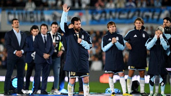 Beda Nasib Perpisahan Messi di Barcelona dan Argentina Lionel Messi berpisah dengan Argentina di hadapan lebih dari 80 ribu orang di Stadion Monumental.(foto:mb/web)