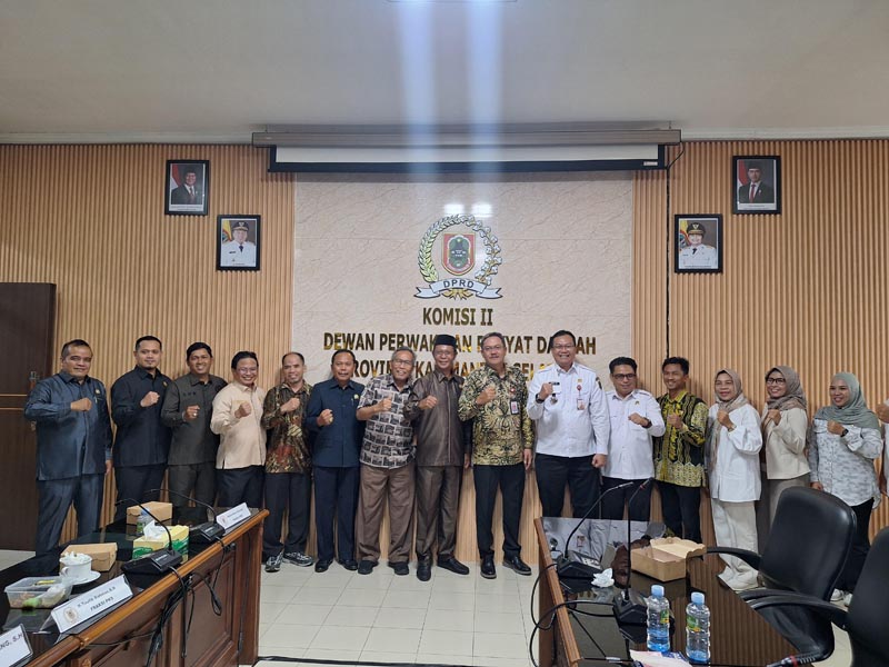Komisi II Dorong Percepatan Merger BPR, Minta OJK Beri Ruang bagi Daerah Ketua Komisi II DPRD Provinsi Kalimantan Selatan, Muhammad Yani Helmi ,Kepala OJK Provinsi Kalimantan Selatan Agus Maiyo, dan Sekretaris Komisi Ii DPRD kabupaten Tabalong ,H Pahmi berfoto bersama usai rapat.rds