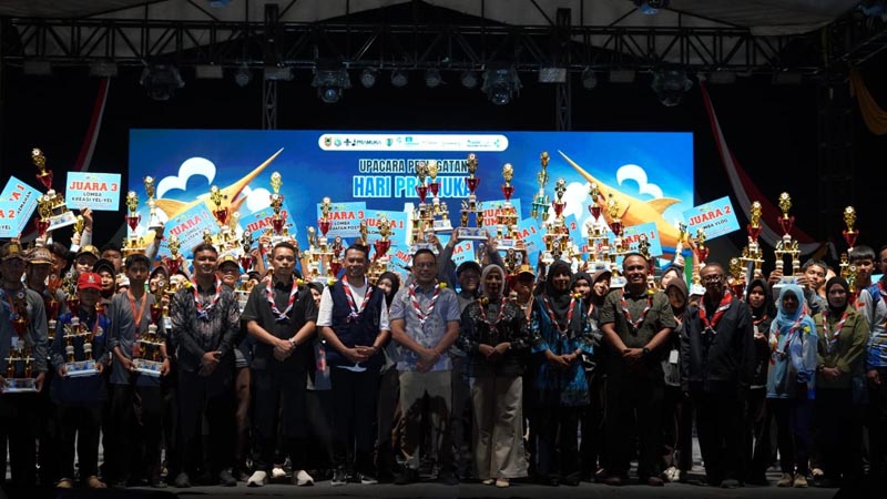 Malam Puncak Hari Pramuka ke-65 di Kotabaru Berlangsung Meriah MALAM PUNCAK-Rangkaian peringatan Hari Pramuka ke-65 tingkat Provinsi Kalsel di Kabupaten Kotabaru resmi berakhir melalui malam puncak dan penutupan yang berlangsung meriah di Panggung Utama Kotabaru. {ebet}}