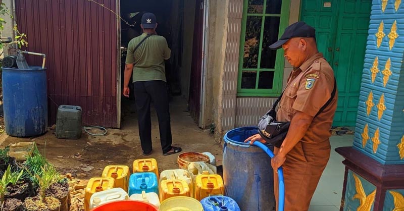 Pemkab Tanah Laut Salurkan Ribuan Liter Air Bersih Sejumlah armada disiapkan untuk penyaluran Air bersih ke sejumlah lokasi terdampak kekeringan akibat kemarau.