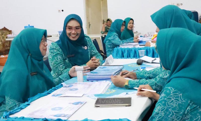 TP PKK Tanah Bumbu Terima Kunjungan Evaluasi, Fokus Tingkatkan Kualitas Program EVALUASI-Ketua TP PKK Kabupaten Tanah Bumbu, Andi Irmayani Rudi Latif, bersama jajaran menerima kunjungan TP PKK Provinsi Kalimantan Selatan dalam rangka evaluasi 10 Program Pokok PKK.{{lst}}