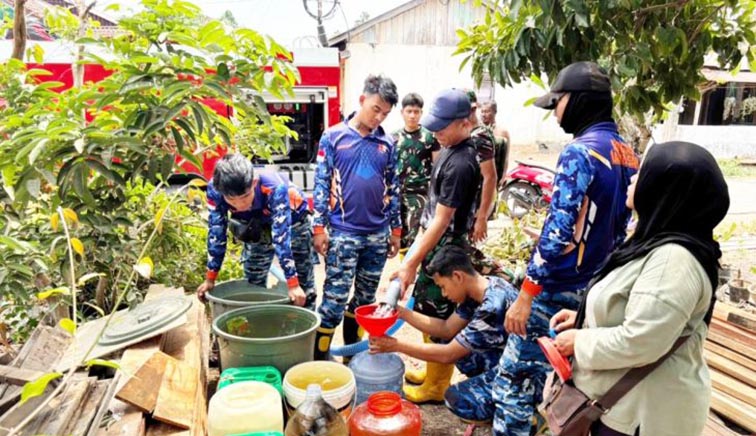 Lanud Sjamsudin Noor Hadirkan Setetes Kepedulian di Tengah Kekeringan LANUD Sjamsudin Noor membagikan air bersih kepada warga di Jalan Kuranji, Kelurahan Landasan Ulin Timur, Kecamatan Landasan Ulin, Kota Banjarbaru.(foto:mb/ant)