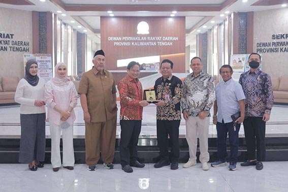 Bapemperda Koordinasi ke DPRD Kalteng Bahas Propemperda 2027 Wakil Ketua Badan Pembentukan Peraturan Daerah (Bapemperda) DPRD Provinsi Kalimantan Selatan Firman Yusi saling tukar cideramata dengan Sekretaris DPRD Provinsi Kalimantan Tengah, Dr Pajriannoor, disela sharing dan koordinasi dengan DPRD Provinsi Kalimantan Tengah (Foto:mb/ist)