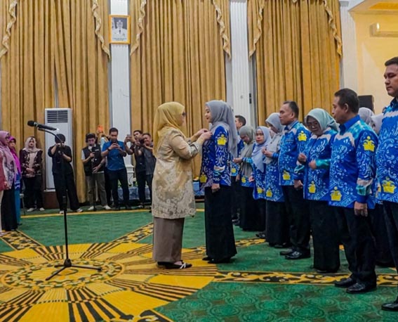 Wali Kota Lantik Pokja Bunda PAUD WALI KOTA Banjarbaru, Hj Erna Lisa Halaby yang juga Bunda PAUD Kota Banjarbaru memasangkan pin kepada Ketua Pokja Bunda PAUD Atika Anggraini Sirajoni saat pelantikan Pengurus Pokja Bunda PAUD dan Pengukuhan Bunda PAUD Kecamatan dan Kelurahan se-Kota Banjarbaru. (foto:mb/ist)