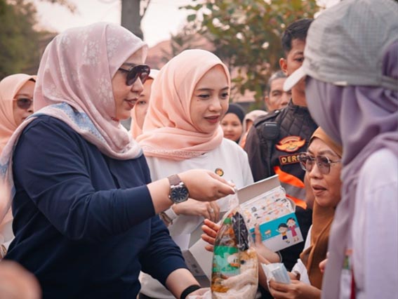 Wali Kota Lisa Bagikan Sembako dan Masker WALI KOTA Banjarbaru, Hj Erna Lisa Halaby (kiri) didampingi Ketua DWP Kota Banjarbaru Atika Anggraini Sirajoni, membagikan masker kepada warga di Kawasan Car Free Day (CFD) Lapangan Murdjani. (foto:mb/ist)
