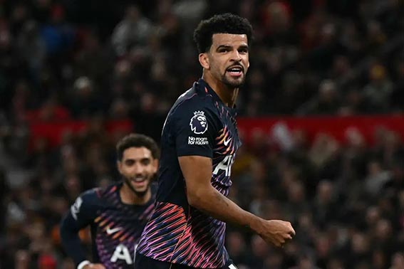 Tuan Rumah MU Ditahan 10 Pemain Tottenham Penyerang Tottenham Dominic Solanke merayakan keberhasilannya membobol gawang Manchester United pada pertandingan Liga Inggris di Stadion Old Trafford, Manchester, Sabtu (10/10) waktu setempat.(foto:mb/web)