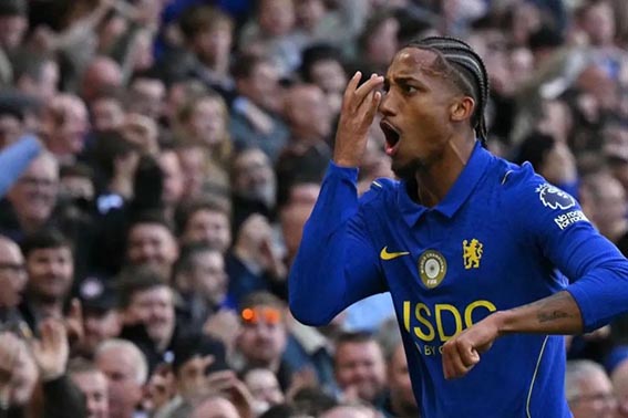 Chelsea Menang 5-1, Arsenal Kembali ke Jalur Kemenangan Merayakan Keberhasilan - Penyerang Chelsea Joao Pedro merayakan keberhasilannya mencetak gol ke gawang Bournemouth pada pertandingan Liga Inggris di Stadion Stamford Bridge, London, Sabtu (10/10) waktu setempat.(foto:mb/web)