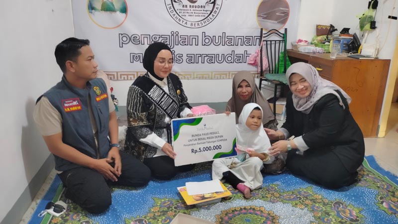 Bunda PAUD Banjarmasin Salurkan Tabungan Pendidikan Rp5 Juta Wali Kota Banjarmasin Muhammad Yamin HR, dan Bunda PAUD Kota Banjarmasin Hj Neli Listriani,saat mengunjungi kediaman keluarga almarhumah di Komplek Bumi Wahyu Utama 9, Banjarmasin Selatan.ist