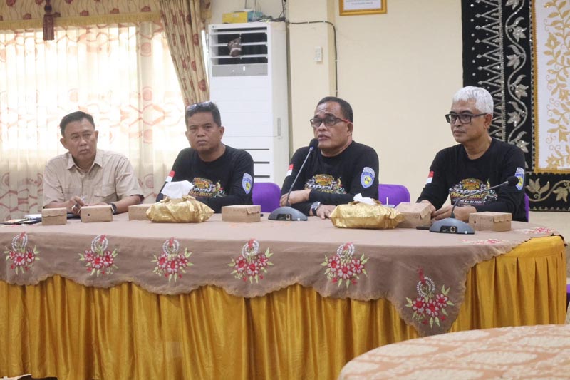 Bupati Pimpin Rapat Bahas 55 Usulan Sumur Bor JIAT SUMUR BOR-Bupati HSU H Sahrujani memimpin rapat usulan pembangunan 55 sumur bor melalui program Jaringan Irigasi Air Tanah (JIAT), di Mess Negara Dipa, Amuntai.{{yusuf}}