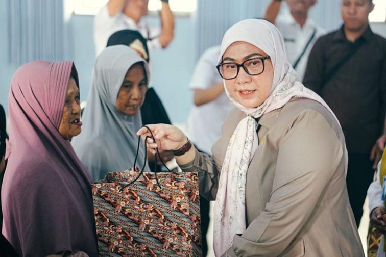 Walikota Lisa Halaby Peduli Kaum Lansia WALIKOTA Banjarbaru Erna Lisa Halaby menyerahkan bantuan busana muslim kepada salah seorang lansia di Panti Perlindungan dan Rehabilitasi Sosial Lanjut Usia (PPRSLU) Budi Sejahtera Provinsi Kalsel di Banjarbaru, Rabu (7/10). (Foto:mb/ant/mc kominfo bjb)