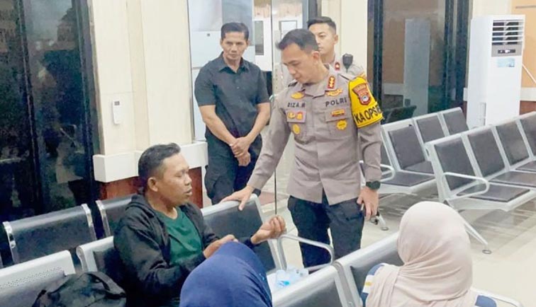 Polresta Fasilitasi Penginapan Keluarga Korban Kapal Virgo KAPOLRESTA Banjarmasin Kombes Pol Riza Muttaqin menemui keluarga korban Kapal Virgo di Rumah Sakit Bhayangkara Banjarmasin.(foto:mb/ant)