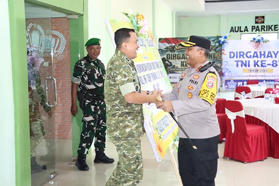 Kapolres Tala Beri Kejutan HUT TNI ke-81 Kapolres Tanah Laut (Tala), AKBP Ricky Boy Sialagan saat memberikan ucapan selamat hari TNI ke-81 kepada Dandim 1009/Tanah Laut, Letkol Inf Adhy Irawan, SIP, MHI (Foto:mb/ris)