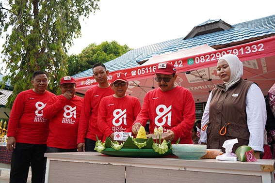 Wabup Buka Lomba Pertolongan Pertama PMR WAKIL Bupati Banjar, Habib Idrus Al Habsyi memotong nasi tumpeng memperingati HUT ke-81 Palang Merah Indonesia (PMI) yang dirangkai pembukaan Lomba Pertolongan Pertama PMR Tingkat Madya se-Kabupaten Banjar. (foto:mb/ist)