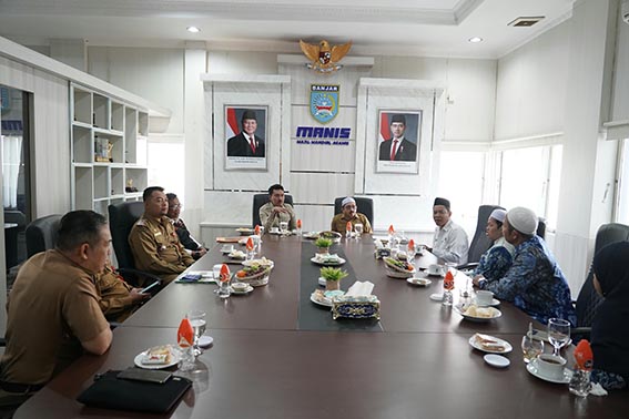 Qari dan Qariah Banjar Ikuti Lomba Qur’an Internasional BUPATI Banjar, H Saidi Mansyur didampingi wakilnya Habib Idrus Al Habsyi dan Sekda Banjar H Yudi Andrea menerima kunjungan Qari Ahmad Khotib dan Qariah Nuriah didampingi pengurus LPTQ Kabupaten Banjar. (foto:mb/ist)