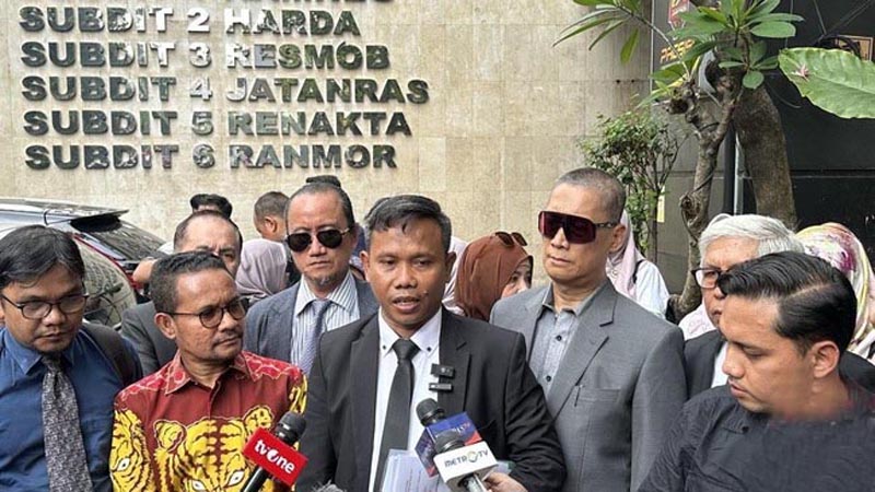 Penggugat Ijazah Gibran Datangi DPR TIM Advokasi Penegak Etika, Moral, dan Integritas Bangsa, Ahmad Khozinudin memberikan keterangan pers ketika di Bareskrim Polri. Tim Advokasi, Senin (12/10) mengajukan audiensi ke DPR RI terkait putusan MK mengenai ijazah Gibran Rakabuming Raka.