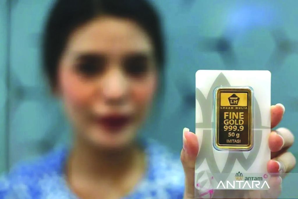 Harga Emas Antam Naik Tipis Jadi Rp2,594 Juta ANTAM NAIK TIPIS - Harga emas batangan Antam naik tipis pada perdagangan Senin kemarn, Harga dasar emas Antam ukuran 1 gram berada di level Rp2,594 juta per gram.(foto:mb/ant)