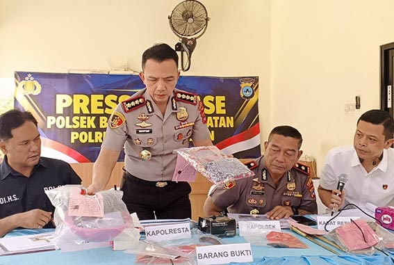 Motif Ekonomi Pasutri Muda Nekat Buang Bayi Kapolresta Banjarmasin, Kombes Pol Riza Muttaqin saat memperlihatkan barang bukti milik pasutri saat Press Release di Mako Polsek Banjarmasin Selatan.(foto:mb/ist)
