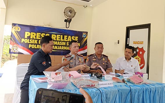 Ancam Kepala TU DPRD Kalsel, Seorang Pria diciduk Kapolresta Banjarmasin, Kombes Pol Riza Muttaqin saat memperlihatkan barang bukti senjata tajam tongkat belati menyerpai tongkat komando panjang 48 senti meter. (foto:mb/ist)