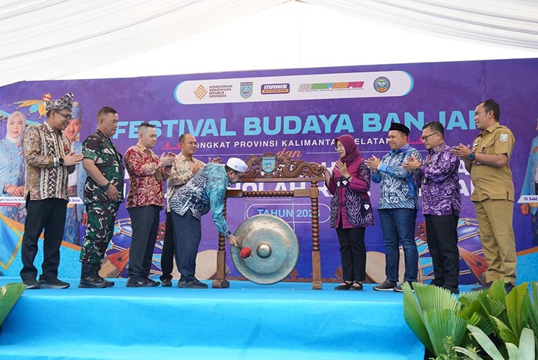 Disbudporapar Banjar Gelar Festival Budaya Banjar WAKIL Bupati Banjar, Habib Idrus Al Habsyi memukul gong sebagai tanda dibukanya Festival Budaya Banjar 2026. (foto:mb/ist)