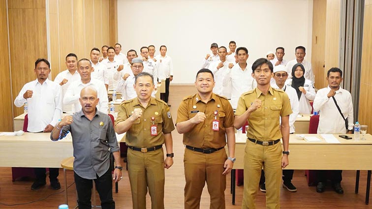 26 Pambakal Ikuti Pelatihan ASISTEN Bidang Pemerintahan dan Kesejahteraan Rakyat (Kesra) Kabupaten Banjar, Rakhmat Dhany (kedua dari kiri) didampingi Kepala DPMD Banjar Muhammad Hafizh Anshari dan narasumber, foto bersama para pambakal yang mengikuti pelatihan.(foto:mb/ist)