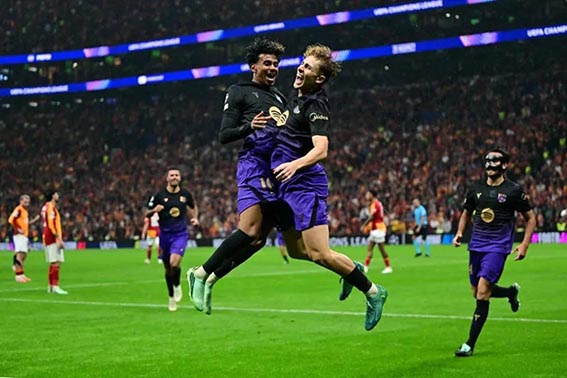 Barcelona Jungkalkan Galatasaray 4-1 Merayakan Gol - Pemain Barcelona Lamine Yamal (kiri) dan Fermin Lopez (kanan) merayakan gol kedua ke gawang Galatasaray pada pertandingan Liga Champions di Stadion RAMS Park, Istanbul, Selasa (13/10) waktu setempat.(Foto:mb/ uefa.com)