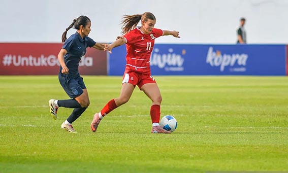 Timnas Putri Imbangi Yordania Tanpa Gol Berebut bola - Pesepak bola timnas putri Indonesia Isabelle Nottet (kanan) berebut bola dengan pesepak bola timnas putri Kamboja Yon Yoeurn (kiri) saat bertanding pada ajang Garuda Championship Series di Stadion Arcamanik, Bandung, Jawa Barat, Selasa (9/6/2026).(foto:mb/ant)