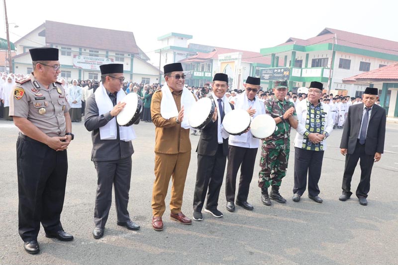 Bupati Jani Hadiri Harlah Ke-104 Ponpes Rakha Amuntai HARLAH-Bupati HSU H Sahrujani bersama Forkopimda dan pimpin Ponpes Rakha Amuntai pukul terbang tanda Harlah ke 104 ponpes Rakha Amuntai.{{yusuf}}
