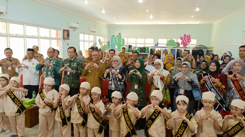 TK Tunas Patra Ikuti Penilaian UKS Tingkat Provinsi Bupati Tabalong, H Muhammad Noor Rifani Didampingi Ketua TP PKK, Hj Desi Suryanti Noor Rifani dan Tamu Undangan serta Siswa TK Tunas Patra.yan