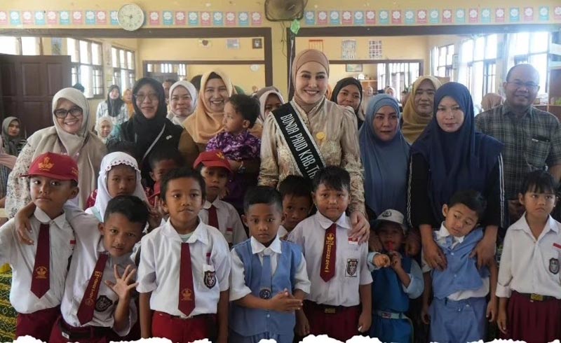 Hj Dian : Setiap Anak Berhak Dapat Pendidikan Setara Bunda PAUD Kabupaten Tanah Laut (Tala), Hj Dian Rahmat Trianto berfoto bersama disela kegiatan Asesmen Peserta Didik Berkebutuhan Khusus (PDBK).
