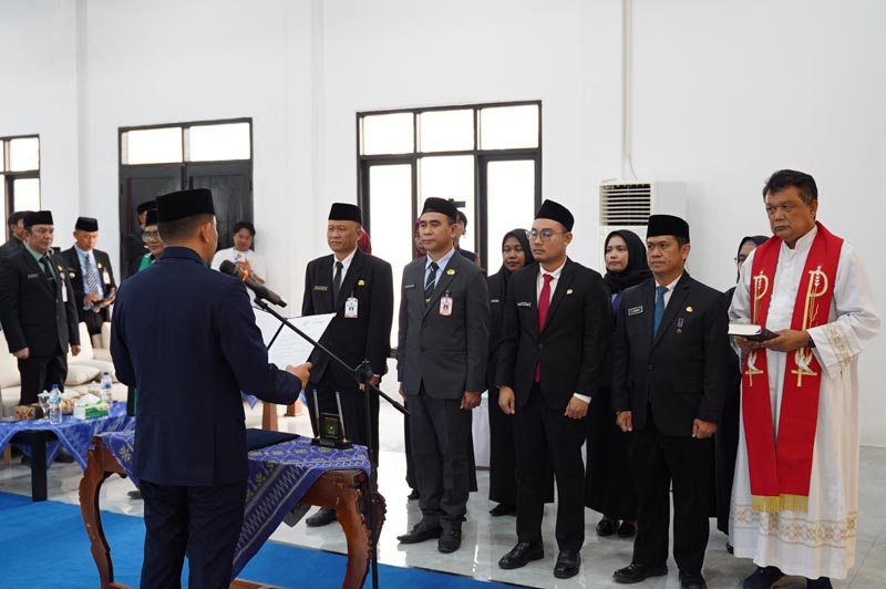 Bupati Andi Rudi Latif Tekankan Program Harus Berdampak Nyata bagi Masyarakat SUMPAH JABATAN-Pelantikan dan Pengambilan Sumpah Jabatan Pimpinan Tinggi Pratama (JPT), Jabatan Administrator, dan Jabatan Pengawas di lingkungan Pemerintah Kabupaten Tanah Bumbu Tahun 2026.{{ist}}