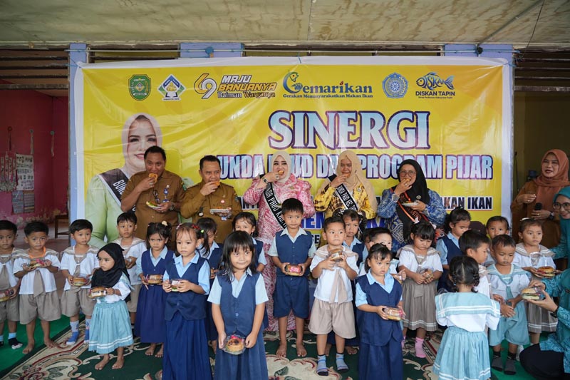 Kampanye Gemar Makan Ikan Bersama Bunda PAUD Tapin KAMPANYE-Bunda Paud Kabupaten Tapin Hj Faridah Yamani saat melaksanakan gerakan kampanye makan ikan bersama anak - anak TK - Paud desa Hatiwin pada kegiatan pencanangan desa TPKD di desa Hatiwin.{{herman}}