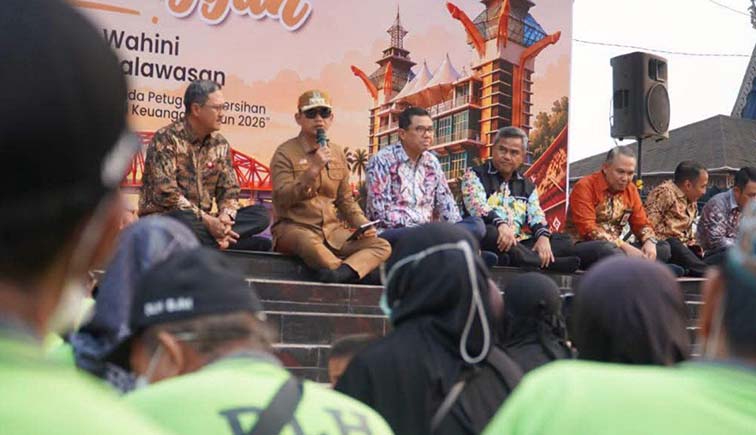 Pemko Edukasi Literasi Keuangan hingga Petugas Kebersihan WALIKOTA Banjarmasin HM Yamin HR memberikan sambutan pada kegiatan Literasi Keuangan 2026 bertajuk "Banua bersih, finansial tangguh: cerdas keuangan wahini, waspada scam, aman salawasan” menyasar petugas kebersihan dan pertamanan, di halaman Balaikota, Selasa (13/10). (Foto:mb/ant/hms pemko bjm)