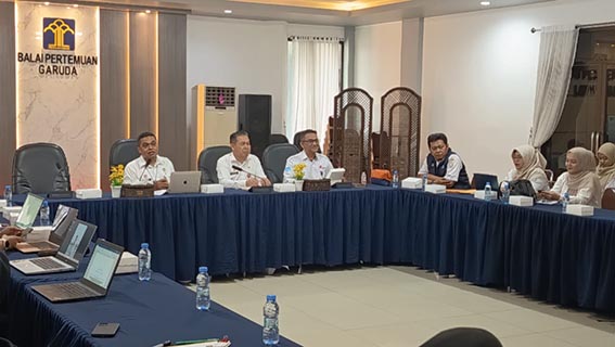 Rapat Harmonisasi Bahas Kerja Sama Penyebarluasan Informasi ASISTEN Bidang Pemerintahan dan Kesra Setdakab Banjar, Rakhmat Dhany (tengah) didampingi Kepala DKISP Banjar Faisal (kanan) bersama Perancang Peraturan Perundang-undangan Ahli Madya Kanwil Kemenkum Kalsel Erick Yulianto, saat memimpin Rapat Harmonisasi Rancangan Peraturan Bupati (Perbup) tentang Kerja Sama Penyebarluasan Informasi dan Komunikasi Publik. (foto:mb/ist)