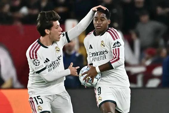 Tiga Gol Menit- menit Akhir antar Madrid Tekuk Roma 4-3 Membawa Bola - Endrick membawa bola ke tengah lapangan setelah mencetak gol penyeimbang bagi Real Madrid saat melawan AS Roma dalam pertandingan Liga Champions 2026/27 di Stadion Olimpico pada Kamis (15/10).( Foto:mbUEFA.com)