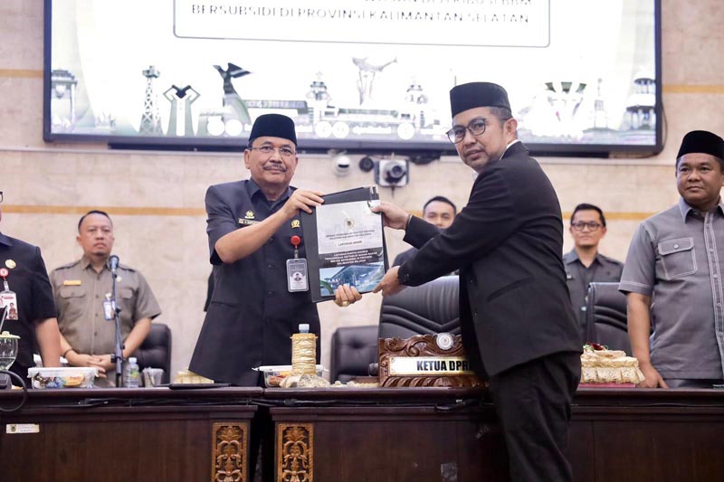 Masalahnya Tata Kelola, Bukan Sekadar Kuota Ketua Pansus, H. M. Syaripuddin, S.E., M.AP menyerahkan hasil rekomendasi kepada Ketua DPRD Kalsel,H Supian HK.rds