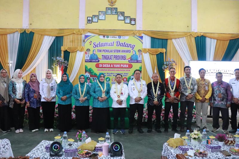 A Yani Pura Wakil Tapin Dalam Lomba STBM Award Tingkat Provinsi Kalsel LOMBA-Foto bersama pada penyambutan kunjungan tim verifikasi lomba STBM Award Tingkat Provinsi Kalsel di desa A Yani Pura, kecamatan Binuang.{{herman}}